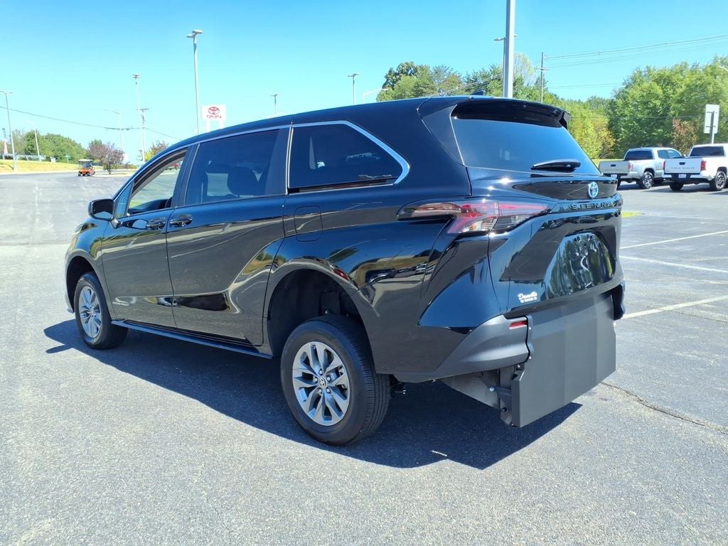 2024 Toyota Sienna LE Mobility Van